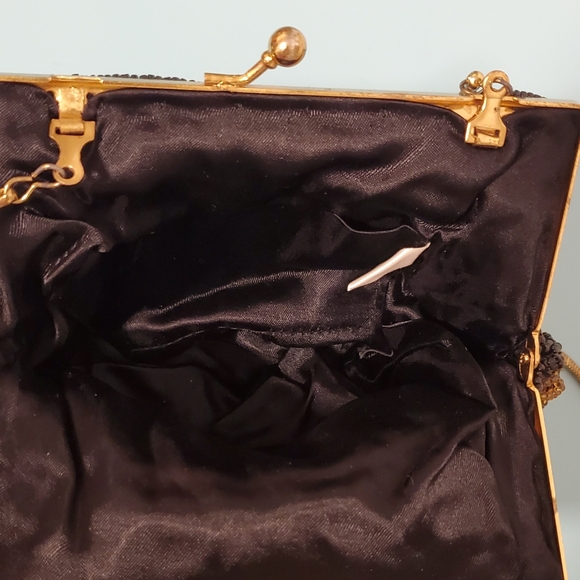 Retro Scalloped Shell Sequin Flapper Purse in Black and Gold - Picture 3 of 3